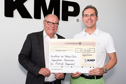 KMP CEO Jan-Michael Sieg hands over the donation to Dr Karl Stelzer, Past-President of the Rotary Club Eggenfelden-Pfarrkirchen