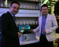 Samsung Malaysia’s Henry Tang (left) and Product Marketing Manager, Ku Wei Jian (right) (Credit: Norman Hiu/The Sun Daily)