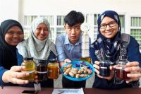The students with their renewable ink (Credit: Zulazhar Sheblee/The Star)